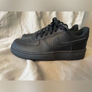 Force 1 LE boys black sneaker, size 13c with NB tags, never worn